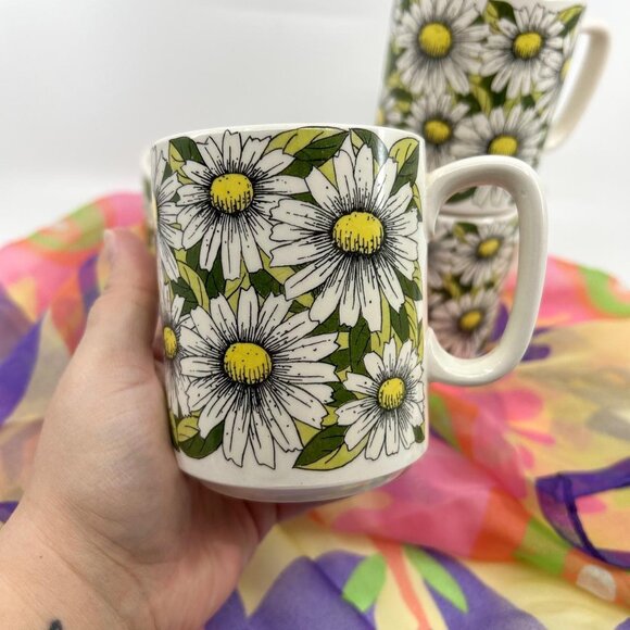Set of 4 vintage 70s floral daisy mugs with green and white design - Picture 2 of 7